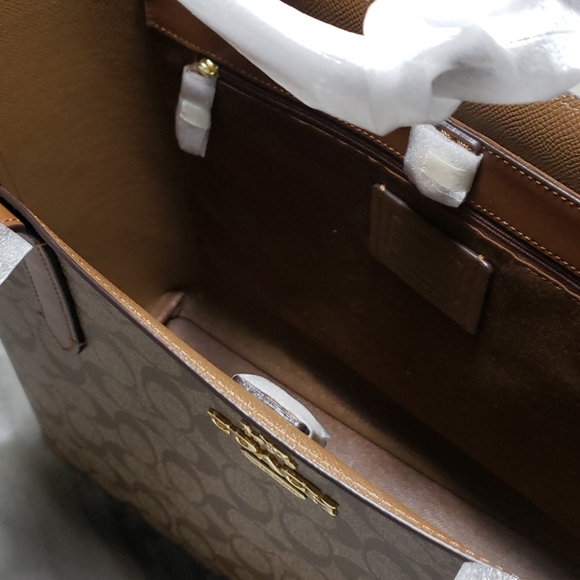 Designer Handbag - Picture 10 of 11